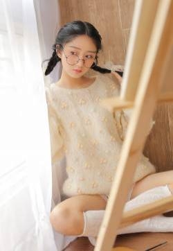 微笑女孩毛衣性感美女撩人写真