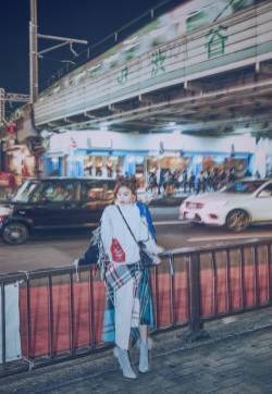 袁姗姗都市风街拍时尚写真图片