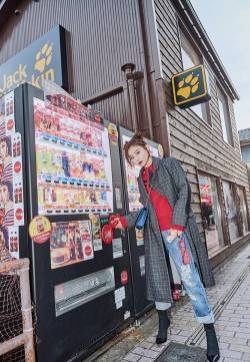 袁姗姗高冷妩媚街拍性感写真图片