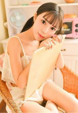 极品美女吊带短裤白丝袜诱惑写真