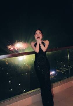 邓紫棋露背吊带裙性感深夜写真图片