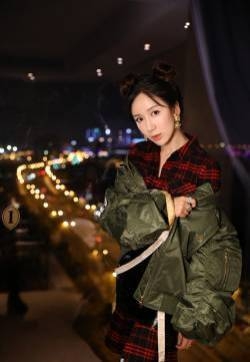 娄艺潇可爱丸子头深夜甜美性感写真图片