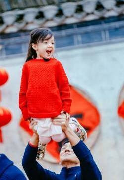 小泡芙《爸爸去哪儿5》红毛衣可爱图片