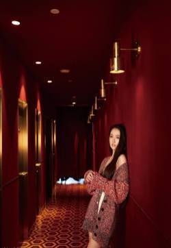 张馨予皮衣红帽率性写真图片
