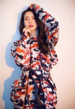 戚薇粉红色迷彩连身裙简约性感冷艳写真图片