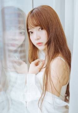 王丽坤巴黎黄昏可爱丸子头唯美街拍写真图片