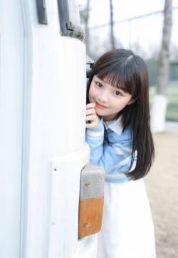 娃娃脸大眼睛美少女清新写真图片