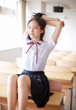 酒窝美女清新治愈校园写真图片