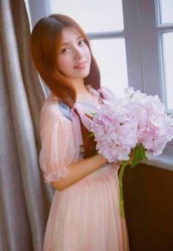 文艺恬静美女清新淡雅写真图片