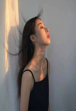 小清新意境女生头像图片 背景侧颜阳光天空头像图片