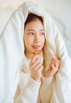 喝牛奶的长腿美女萝莉嫩白肌肤性感写真