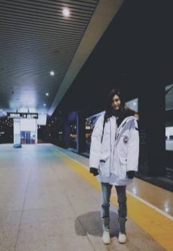 何穗火车站深夜简约运动装性感写真
