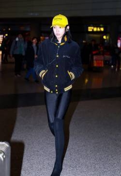 张蓝心深夜机场修长美腿性感写真图片