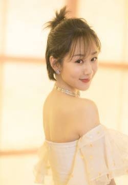 杨紫微博之夜抹胸长裙性感高清图片