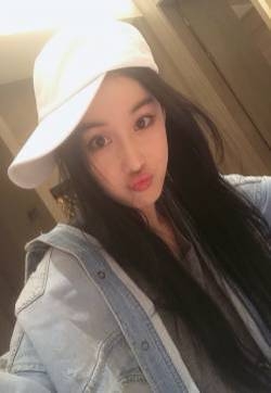 张馨予白色鸭舌帽居家可爱自拍图片