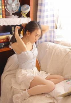 诱人美女前凸后翘性感撩人私房写真