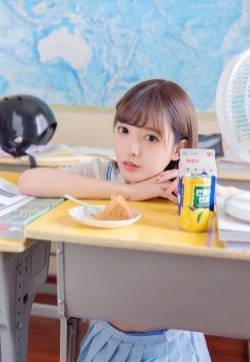 白丝袜美女蓝色学生制服诱惑大胆私房写真