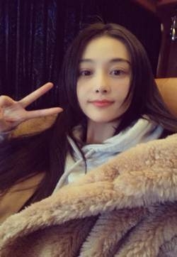 张馨予甜美居家自拍写真图片