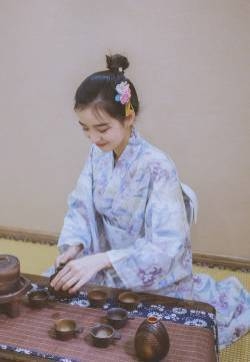 清新素雅和服美女室内写真图片