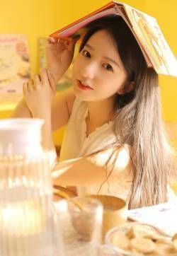高颜值长腿美女模特白丝袜美腿诱惑写真