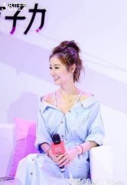 林心如身着裸肩连衣裙性感写真图片