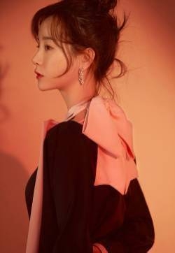 张檬优雅甜美黑色连衣裙写真图片