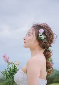 清新诱人美女白色抹胸婚纱写真图片
