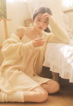 日系小清新美女白色吊带裙迷人私房照图片