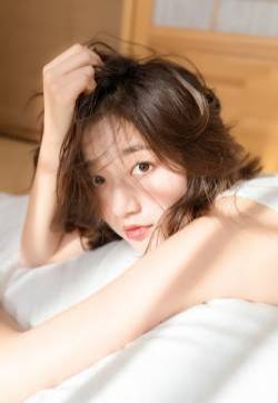 日系小清新美女白色吊带裙迷人私房照图片