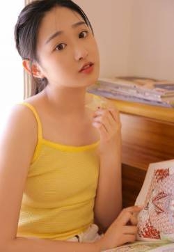吊带美女模特大胆养眼写真