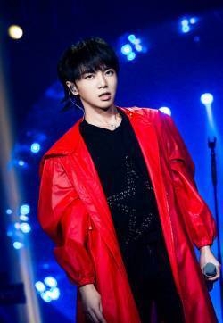 华晨宇《歌手2018》帅气图片