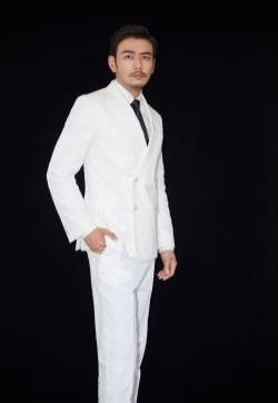 杨烁图片 杨烁白色西服帅气图片