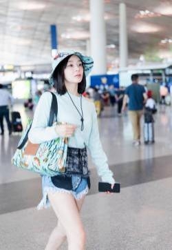 袁姗姗清爽活力机场照图片