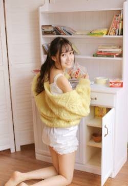 网红美女模特吊带白丝袜美腿写真