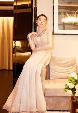 蒋梦婕性感深v礼服活动写真图片
