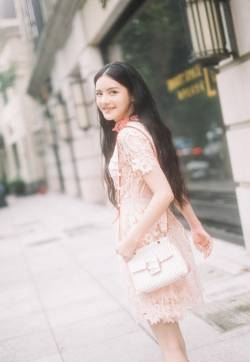 张芷溪清新甜美街拍图片