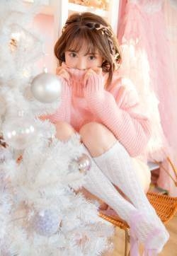 白丝袜美女网红毛衣嫩白美腿性感写真