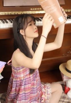 日系小清新美女格子裙性感写真图片
