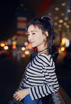王丽坤清新率性机场照图片
