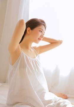 吊带睡裙美女性感诱人私房写真图片