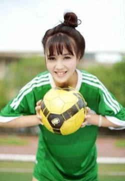 性感足球宝贝甜美俏皮球场写真图片