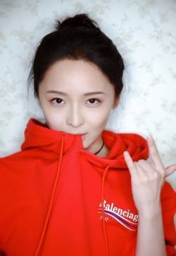 李曼可爱俏皮丸子头写真图片