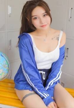甜美运动装美女性感写真图片