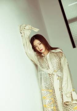 秦岚优雅迷人时尚杂志写真大片