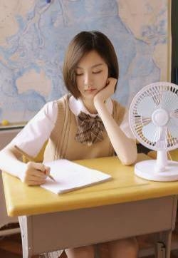 短发清纯美女教室写真图片