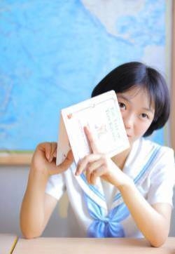 短发美女大学生性感mm制服诱惑写真