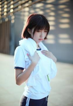 日系运动装美女性感迷人写真图片