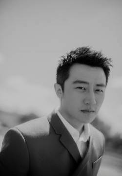 黄轩图片 黄轩帅气街拍写真图片