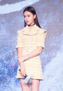 林允《战神纪》发布会连衣裙性感写真图片