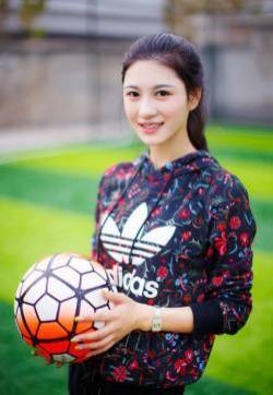 大眼睛元气美少女运动风甜美写真图片